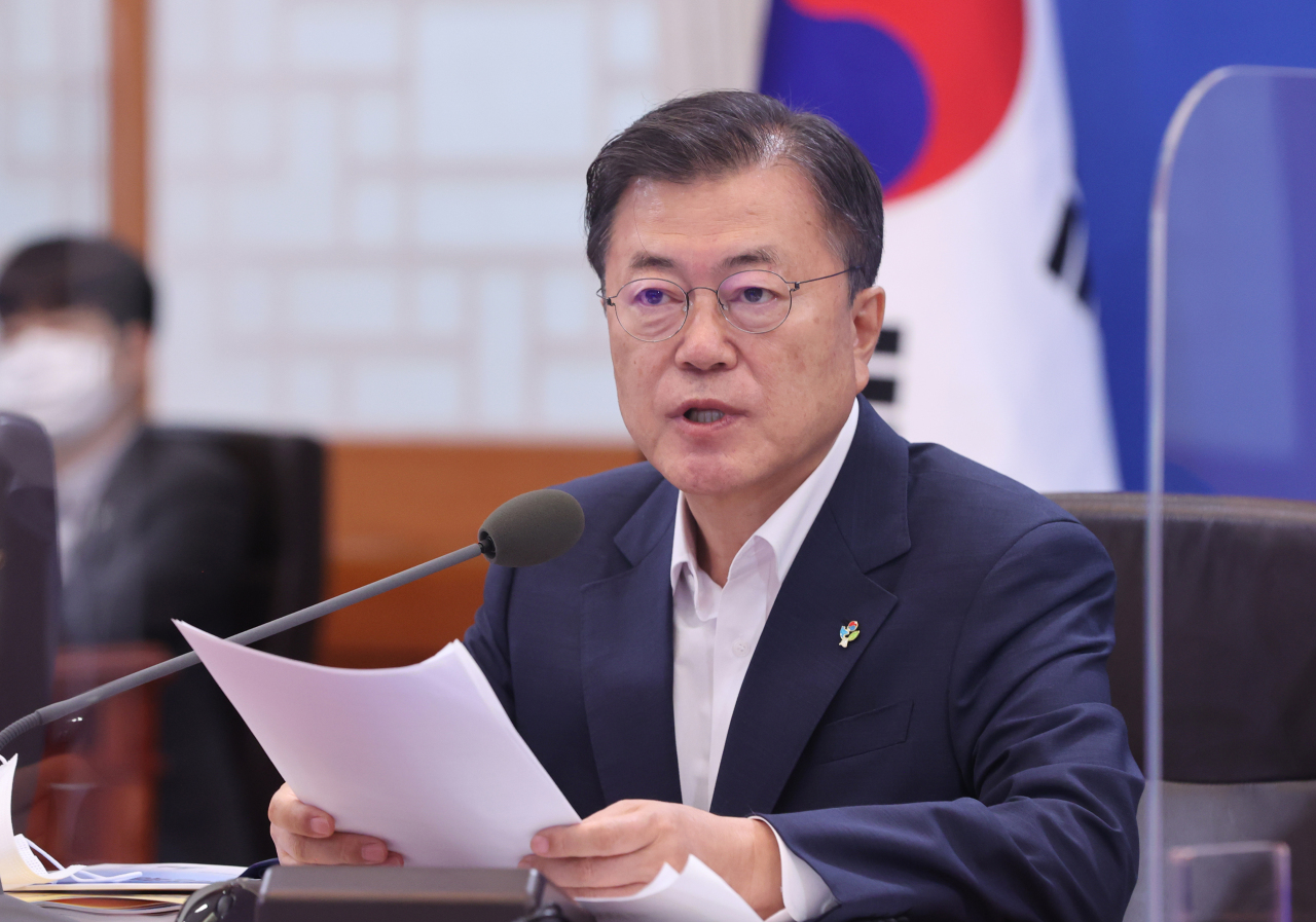 President Moon Jae-in speaks during a meeting at Cheong Wa Dae on Monday. (Yonhap)