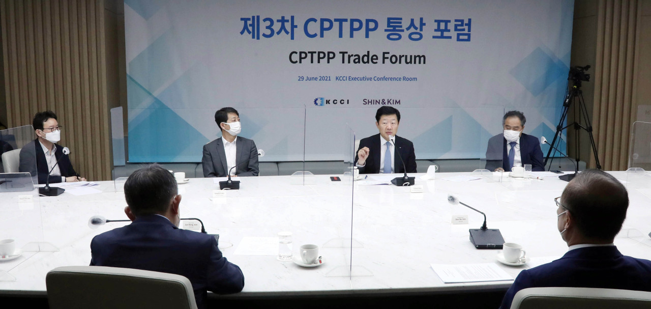 KCCI Executive Vice Chairman Woo Tae-hee speaks at Tuesday‘s CPTPP Trade Forum in Seoul.(KCCI)