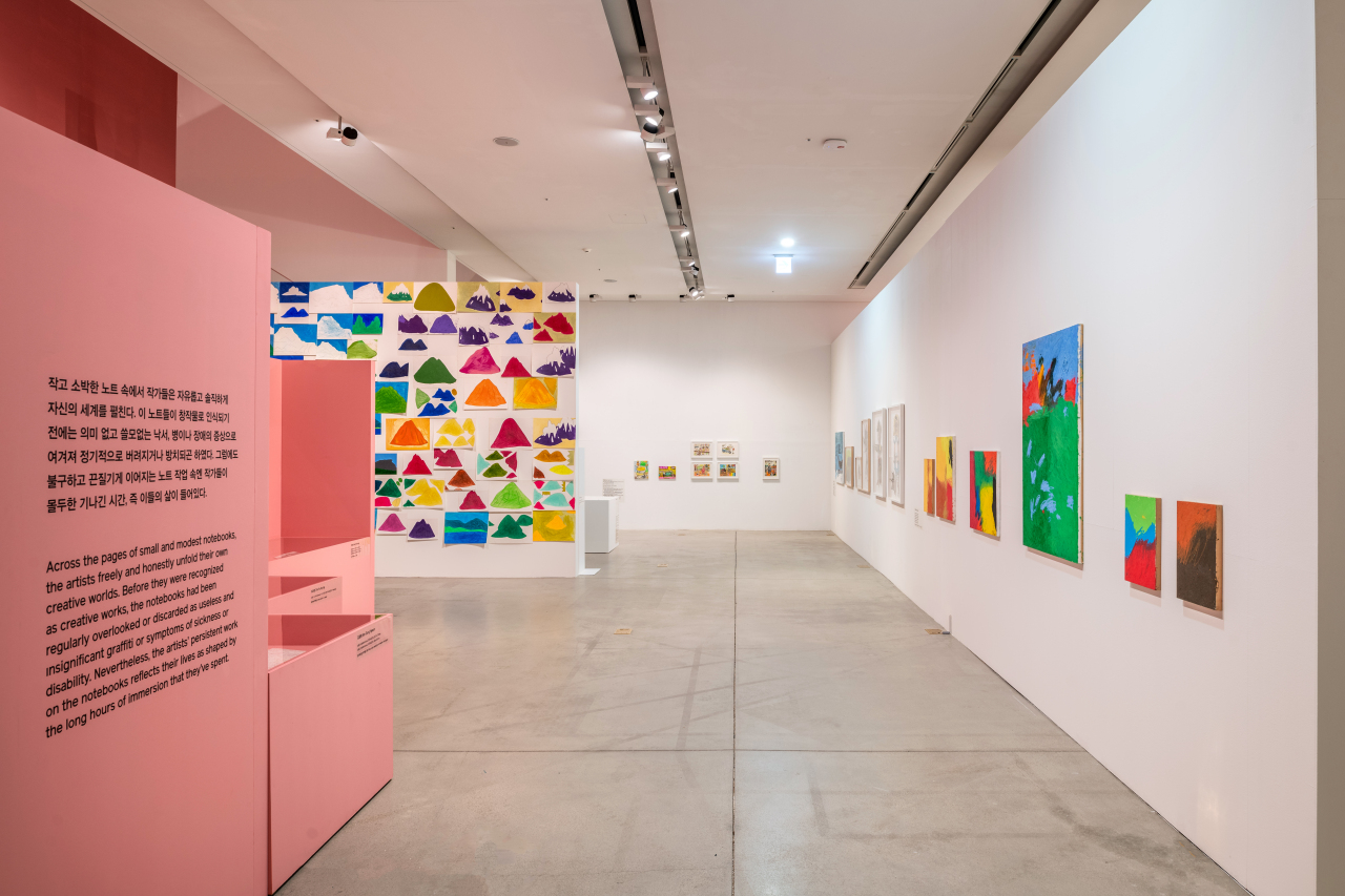 Installation view of “Shrunken Paper, Expanded World” at the SeMA, Buk-Seoul Museum of Art (Courtesy of the museum)