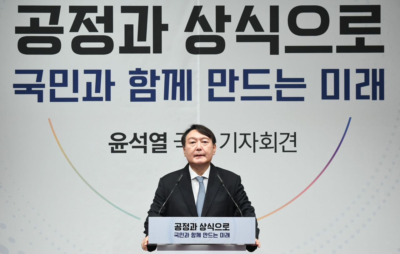 Former Prosecutor General Yoon Seok-youl announces his bid to compete in the presidential race next year during a press conference held in southern Seoul on Tuesday. (Joint Press Corps/Yonhap)