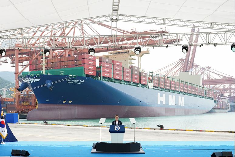 President Moon Jae-in speaks during the launch event of HMM's new container ship, HMM Hanul, at a port in Busan on Tuesday. (Cheong Wa Dae)