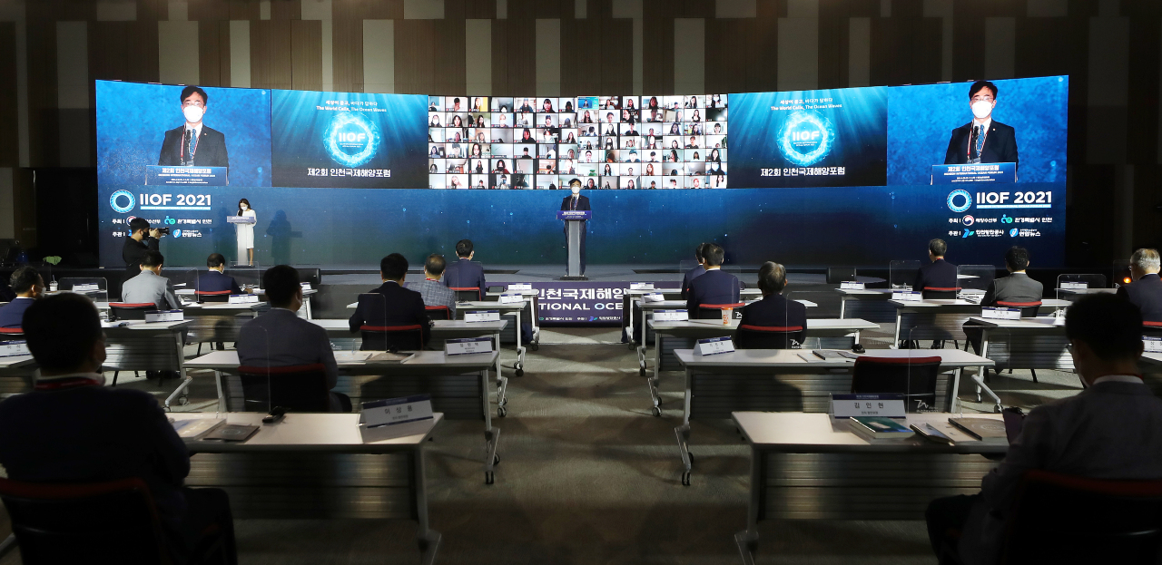 Cho Myeong-woo, chief organizer of the Incheon International Ocean Forum 2021 and president of Inha University, declares the opening of the two-day forum at Songdo Convensia in Incheon, 40 kilometers west of Seoul, on Wednesday. (Yonhap)