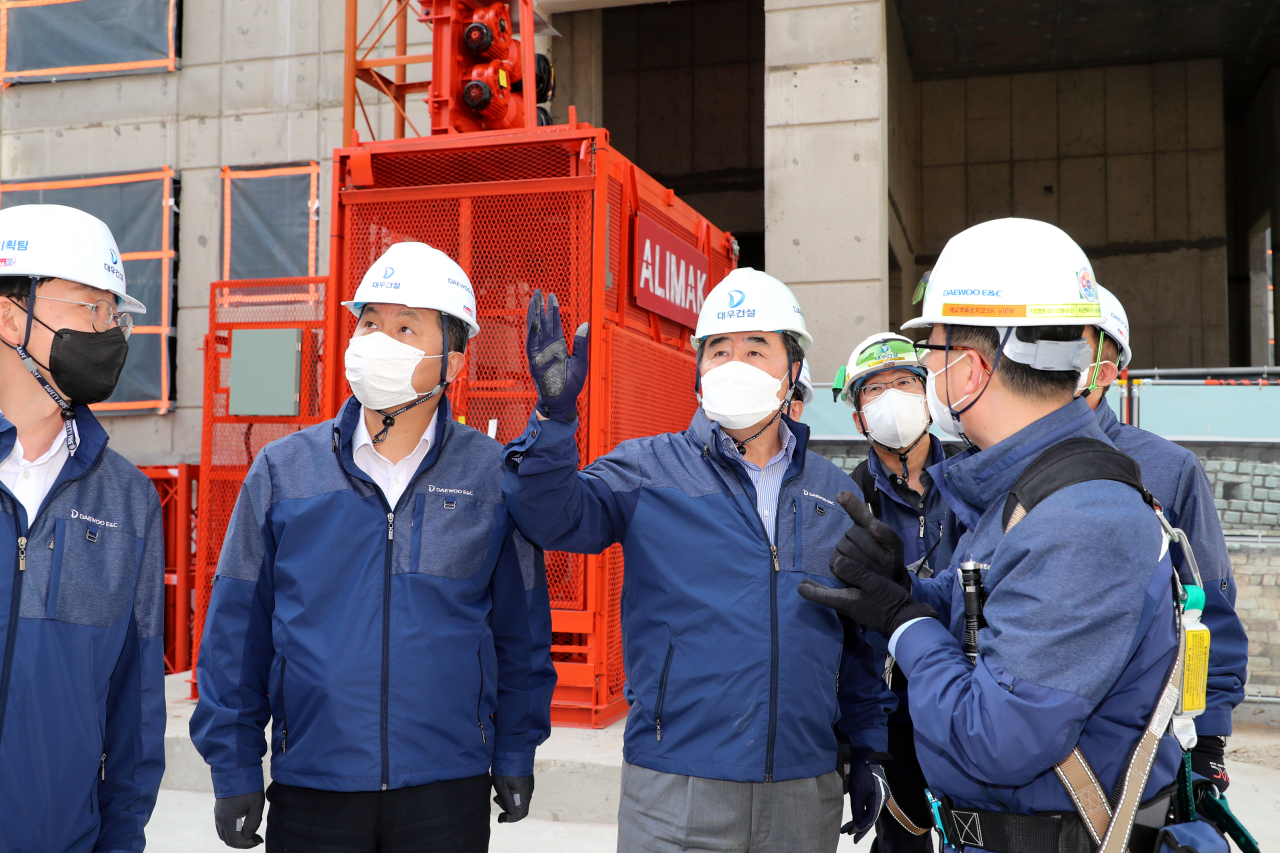 A safety check is conducted at the construction site of Prugio SK View. (Daewoo E&C)