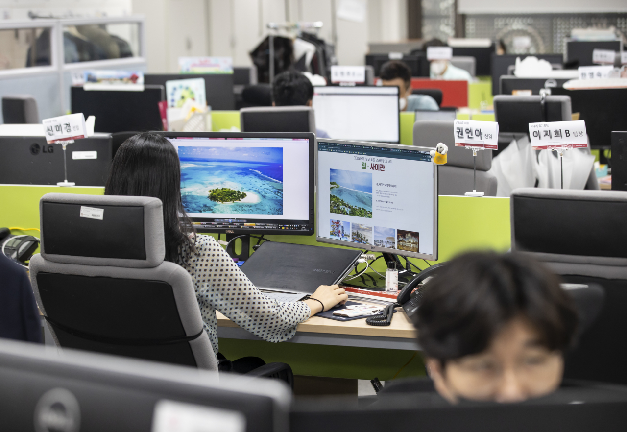 Staff are working at a travel agency office in Seoul. (Yonhap)