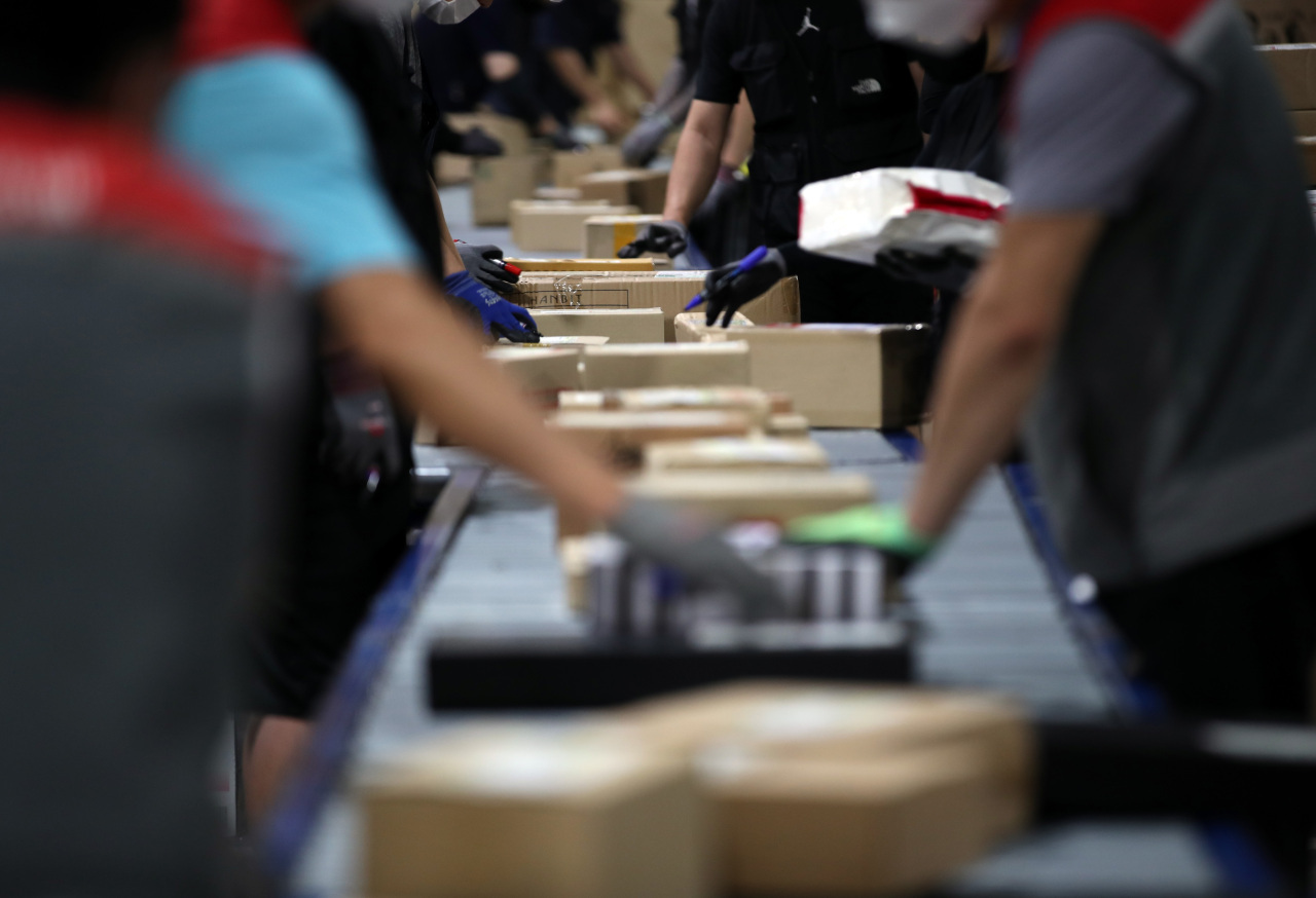 Photo taken Friday shows the inside of a distribution center in Songpa, southern Seoul. (Yonhap)