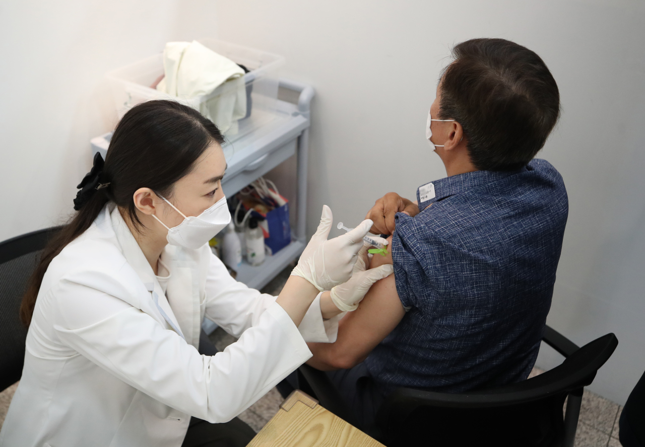 A Seoul resident receives a Pfizer vaccine shot at a vaccination center in the Seoul ward of Yongsan on Wednesday. (Yonhap)