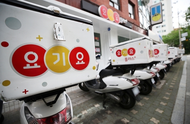 Yogiyo scooters are lined up on the street. (Yonhap)