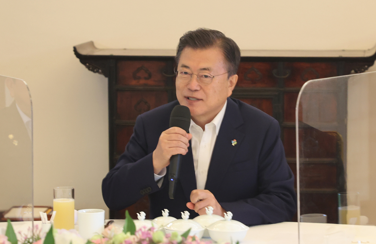 President Moon Jae-in talks with the heads of the four constitutional institutions -- Constitutional Court Chief Justice Yoo Nam-seok, National Assembly Speaker Park Byeong-seug , Supreme Court Chief Justice Kim Myeong-su and Prime Minister Kim Boo-kyum -- during a luncheon meeting at the presidential office Cheong Wa Dae in Seoul on Wednesday. (Yonhap)