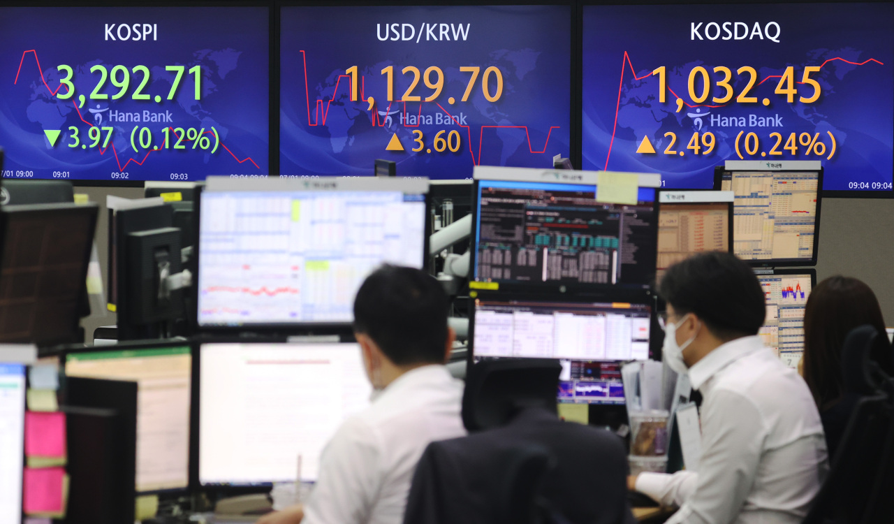 The benchmark Korea Composite Stock Price Index (Kospi) figures are displayed at a dealing room of a local bank in Seoul, Thursday. (Yonhap)