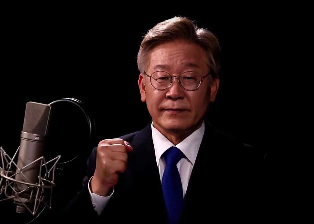 Gyeonggi Province Gov. Lee Jae-myung announces his presidential bid Thursday in a prerecorded video released through social media. (Lee Jae-myung’s YouTube)