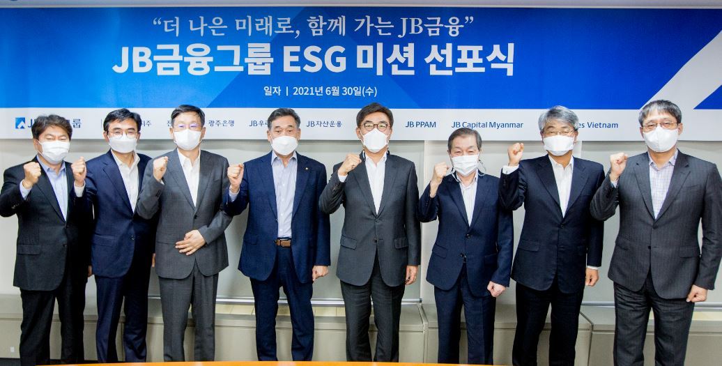 JB Financial Group Chairman Kim Ki-hong (fourth from left), Yoo Kwan-woo, chairman of JB Financial’s ESG Committee and the group’s executives pose for a photo during a ceremony to declare a new vision of an ESG-centered business. (JB Financial Group)