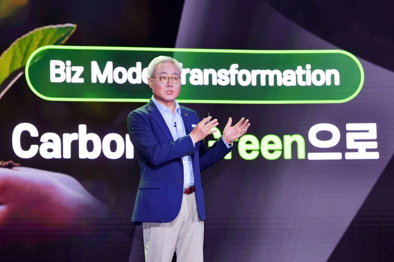 SK Innovation President and CEO Kim Jun explains the company’s financial story on how it will seek green transformation through 30-trillion-won investment in five years. (SK Innovation)