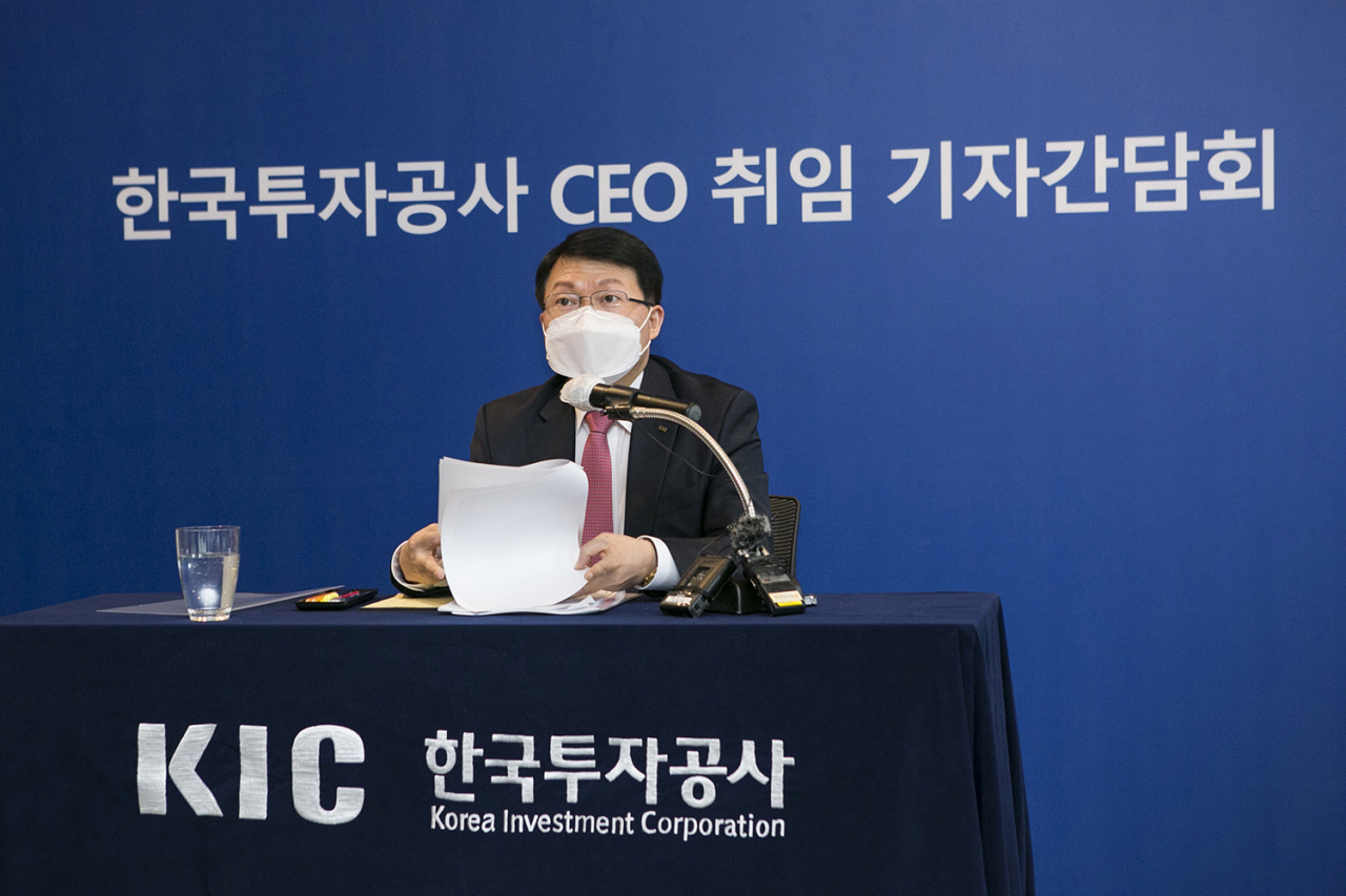 Korea Investment Corp. CEO Jin Seung-ho speaks in a press conference at the sovereign wealth fund’s headquarters in Seoul on Thursday. (KIC)
