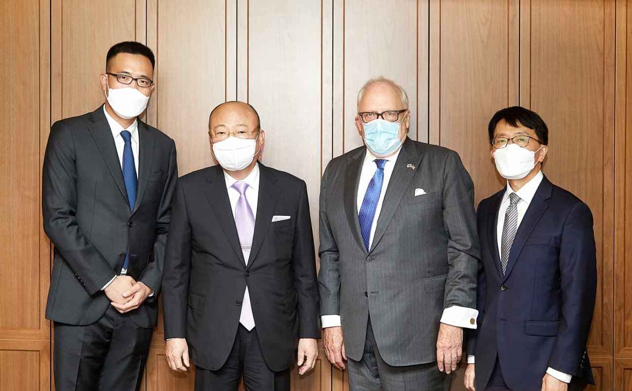 From left: Kim Dong-sun, vice president at Hanwha Hotels & Resorts, Hanwha Group Chairman Kim Seung-yeon, Heritage Foundation founder Edwin John Feulner Jr. and Hwang jin-woo, executive vice president of Hanwha Life Insurance, pose for a photo during a dinner meeting at The Plaza Hotel Seoul in Jung-gu, Seoul, on Wednesday. (Hanwha Group)