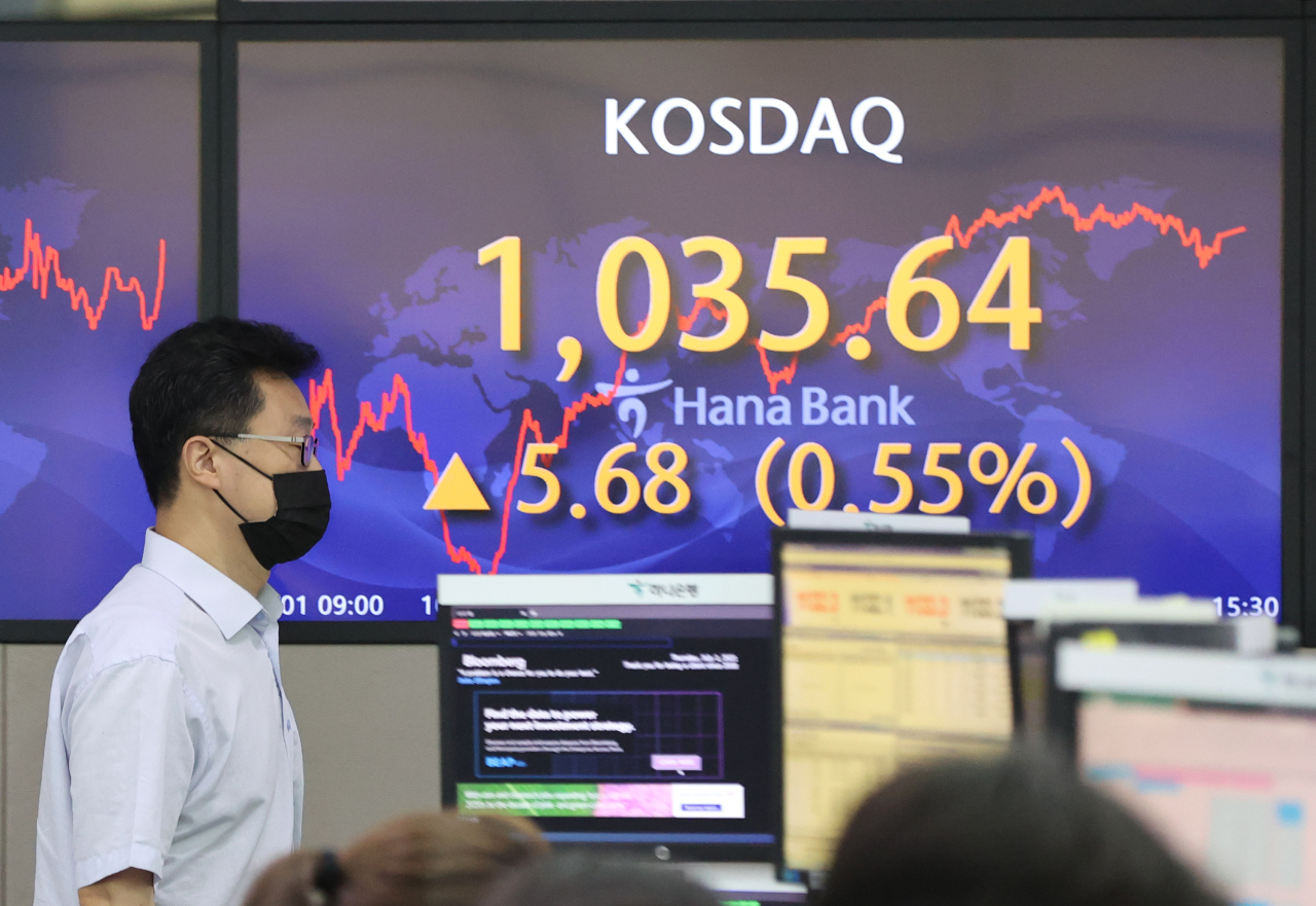 An electronic signboard at the trading room of Hana Bank in Seoul shows the tech-heavy Kosdaq closed at 1,035.64, setting a yearly-high closing Thursday. (Yonhap)