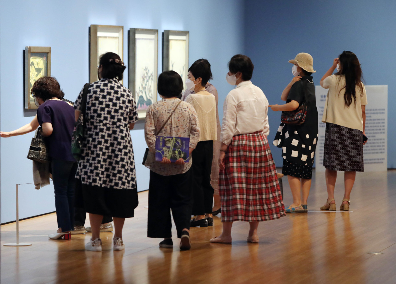 Women look at paintings at a gallery in Daegu, 300 kilometers southeast of Seoul, on Thursday, when the country eased social distancing rules against COVID-19 and allowed private gatherings of up to eight people, up from four. (Yonhap)