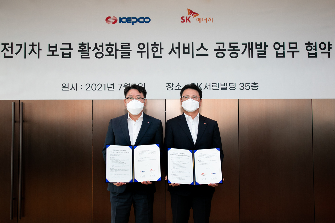 Kepco Vice President Lee Jong-hwan (left) and SK Energy P&M CIC Chief Executive Officer Oh Jong-hoon pose during an inking ceremony on Thursday. (SK Energy)