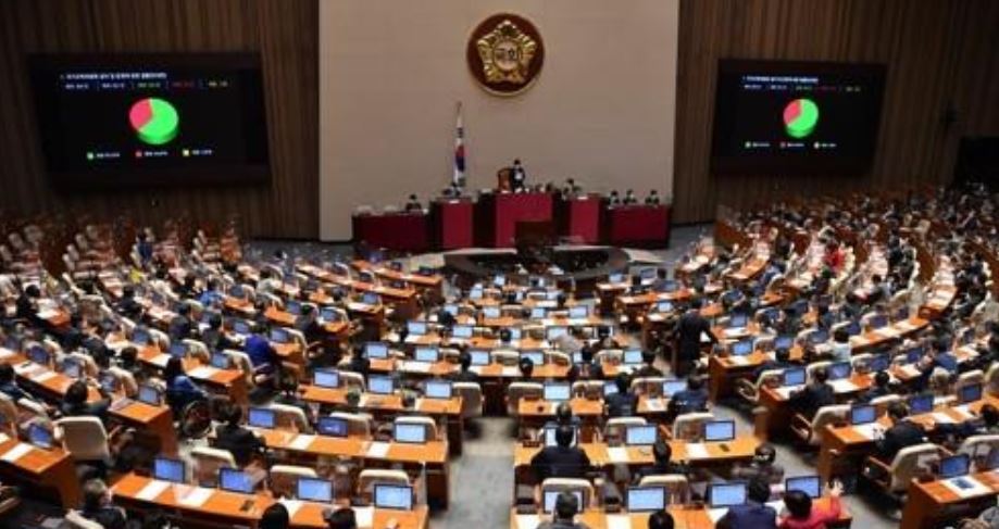 This image shows a plenary meeting of the National Assembly on July 1, 2021. (Yonhap)