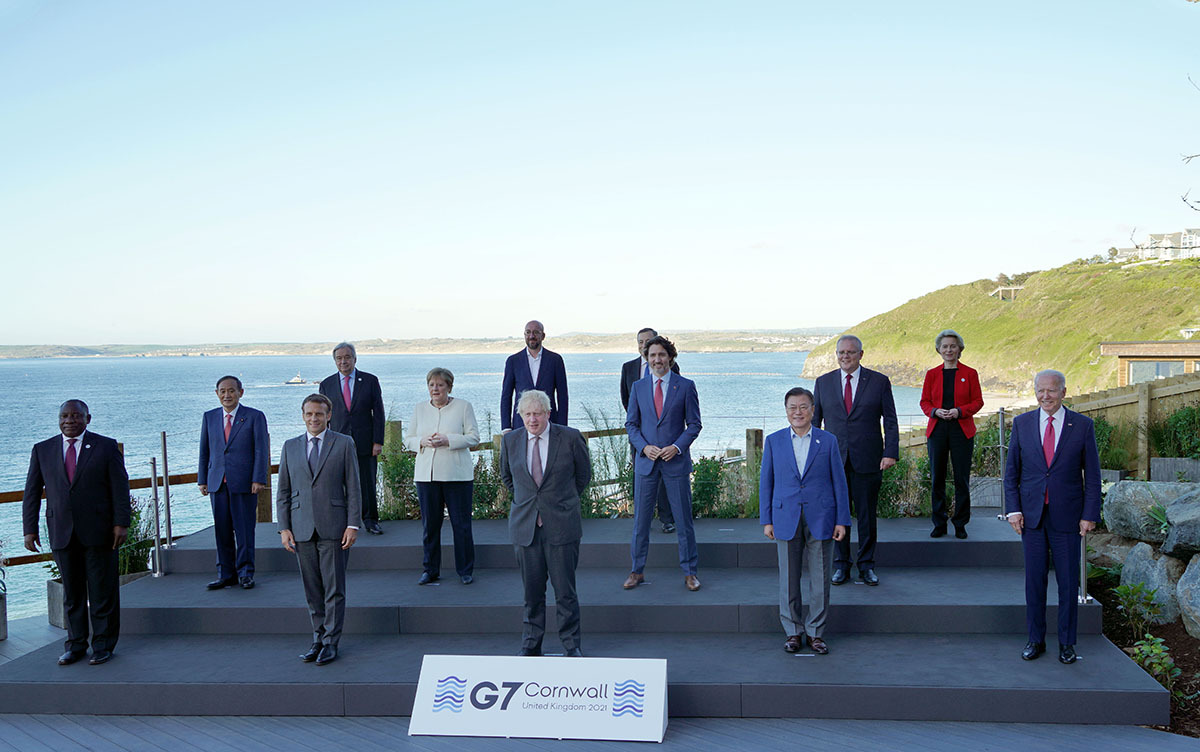 Participating leaders pose for a photo at the G-7 summit in Carbis Bay, Cornwall, England, June 12. From left, first row: Cyril Ramaphosa of South Africa, Emmanuel Macron of France, Boris Johnson of the UK, Moon Jae-in of South Korea, Joe Biden of the US. Second row: Yoshihide Suga of Japan, Angela Merkel of Germany, Justin Trudeau of Canada, Scott Morrison of Australia. Third row: UN Secretary-General Antonio Guterres, European Council President Charles Michel, Mario Draghi of Italy and European Commission President Ursula von der Leyen. (Cheong Wa Dae)