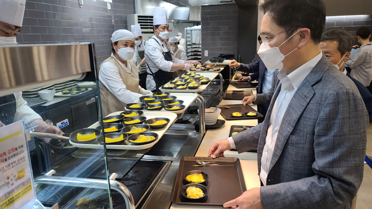 Samsung Vice Chairman Lee Jae-yong gets food at a Samsung cafeteria in Cheonan, South Chungcheong Province, in 2020. (Samsung Electronics)