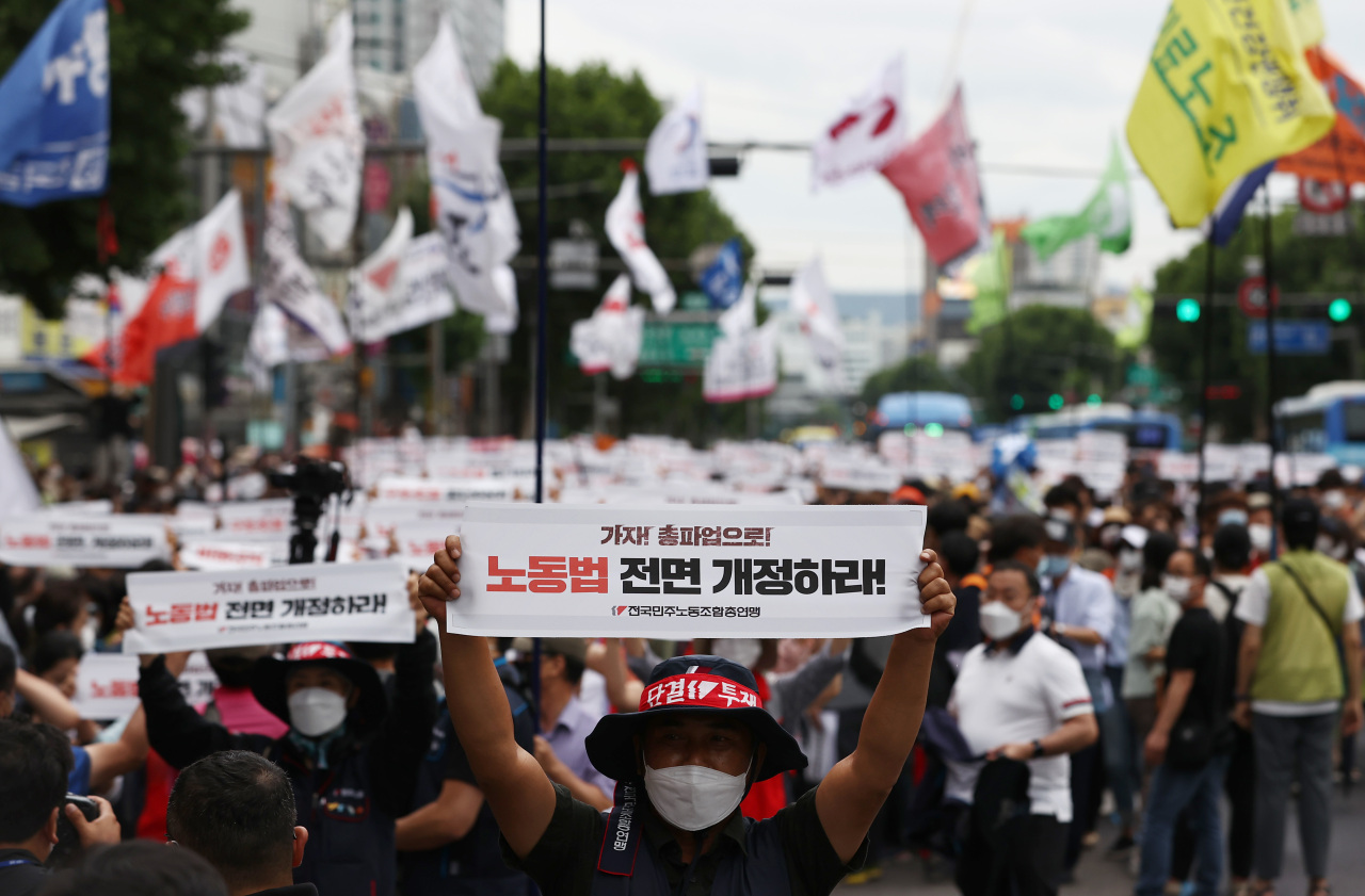 On Saturday, members of the Korean Confederation of Trade Unions hold a rally in Seoul to demand a complete revision of the labor law. (Yonhap)