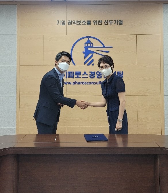 Visang Tax and Pharos Consulting meet to sign memorandum of understanding to work together to help taxpayers get back their overpaid taxes through a one-stop service at a ceremony in Seoul on Thursday.(Visang Tax-Pharos Consulting)