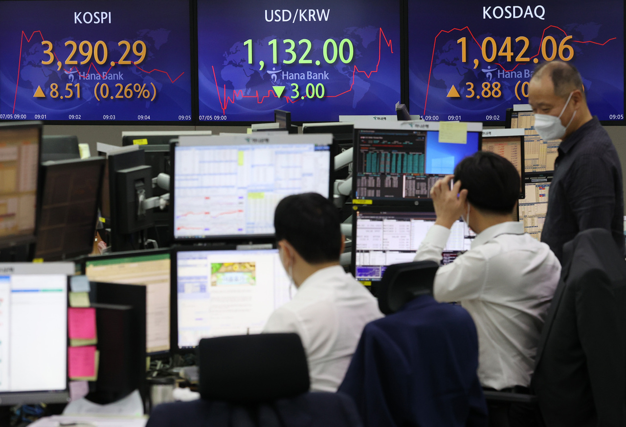 The benchmark Korea Composite Stock Price Index (Kospi) figures are displayed at a dealing room of a local bank in Seoul, Monday. (Yonhap)