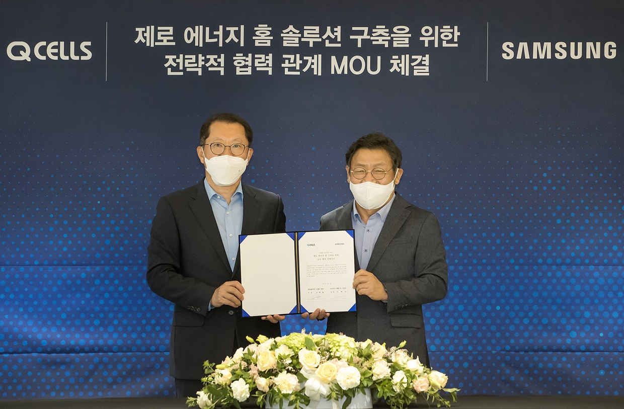 Samsung Electronics‘ head of consumer electronics Lee Jae-seung (right) and Hanwha Q Cells CEO Kim Hee-chul pose for photographs after signing a partnership deal on Monday at Hanwha Q Cells‘ head office in Seoul. (Hanwha Q Cells)