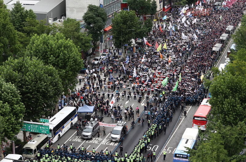 Members of the Korean Confederation of Trade Unions, a major umbrella labor union, stage a mass rally in the central Seoul district of Jongno on Saturday. (Yonhap)