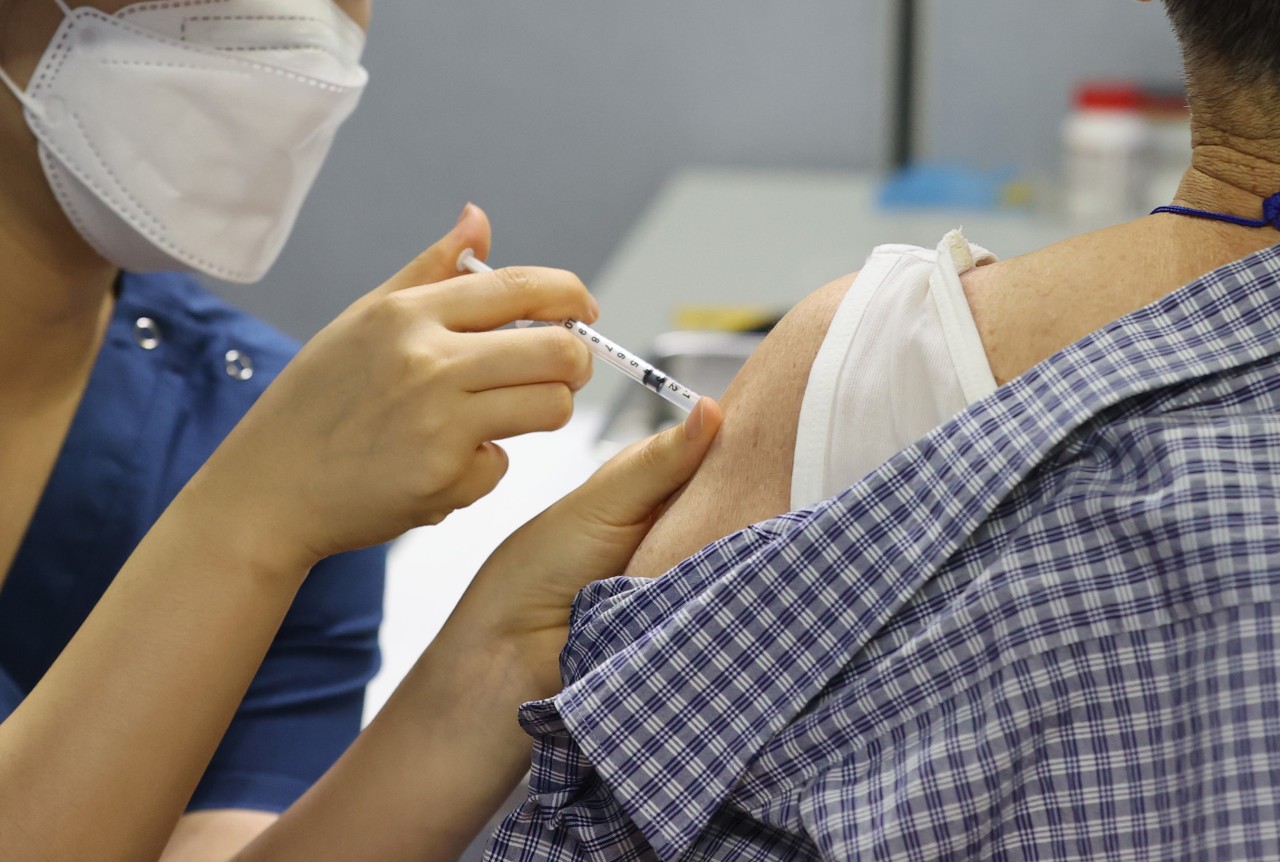 A medical worker administers a COVID-19 vaccine at a vaccination center in southern Seoul on June 29, 2021. (Yonhap)