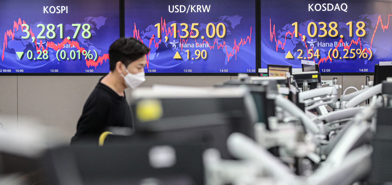 The benchmark Korea Composite Stock Price Index (Kospi) figures are displayed at a dealing room of a local bank in Seoul, Monday. (Yonhap)