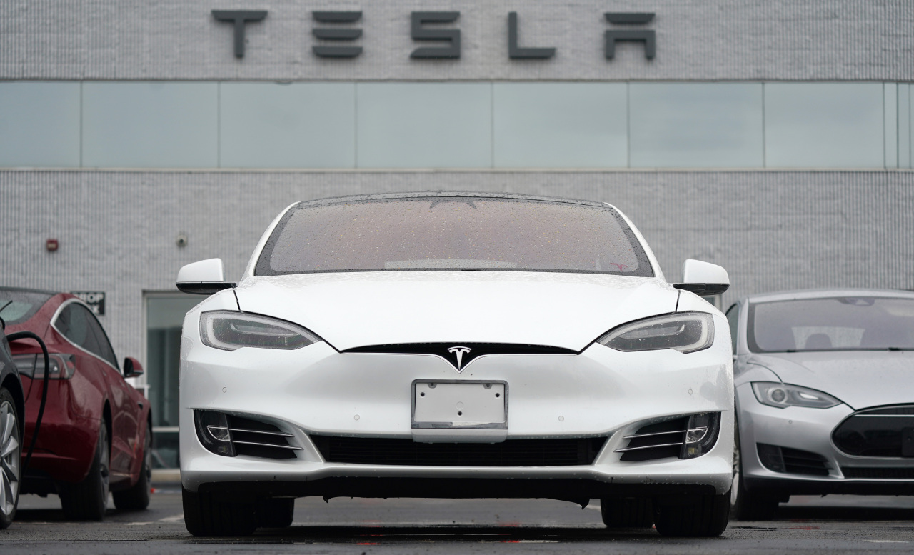 This file photo shows vehicles at a Tesla location in Littleton, Colo. Tesla delivered 201,250 vehicles in the second quarter, an improvement over first-quarter figures but below the expectations of Wall Street analysts. Tesla and other automakers have been hampered by a global shortage of computer chips. (AP-Yonhap)