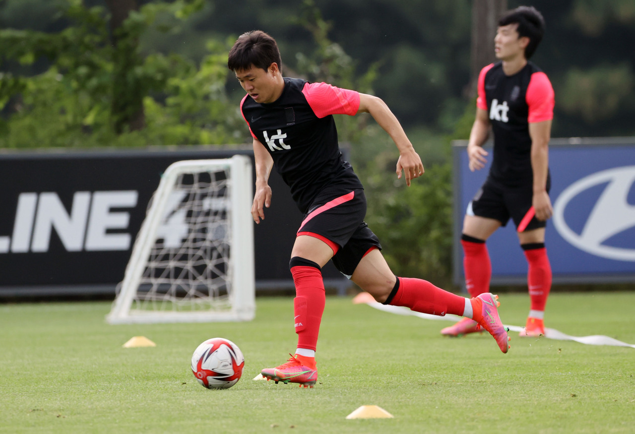 Midfielder Kwon Chang-hoon (left) sprints during a training at National Football Center in Paju Friday. (Yonhap)