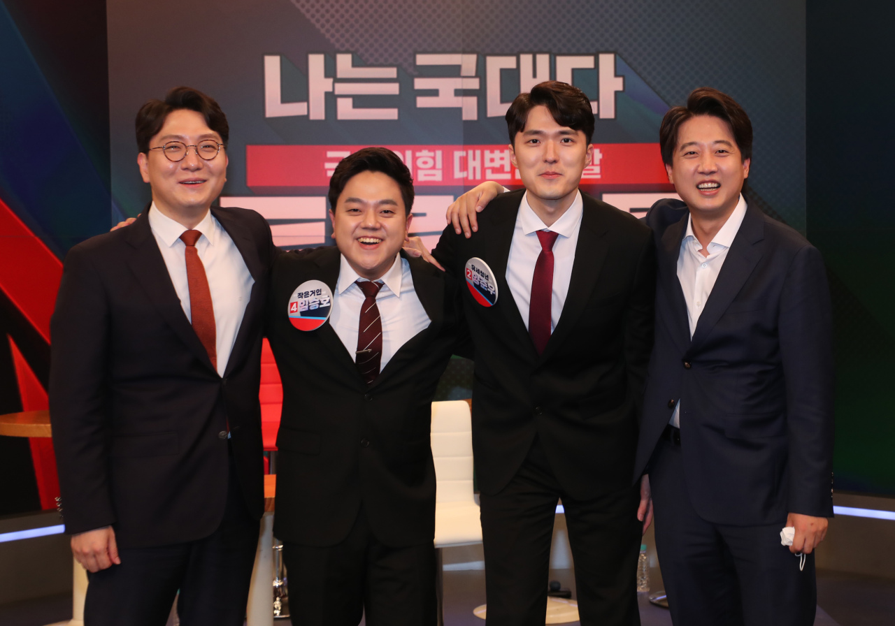 Candidates for People Power Party's spokespeople position Lim Seung-ho (second from left) and Yang Jun-woo (first from left) pose for a photo with party leader Lee Jun-seok (fourth from left) after an open audition Monday. (Yonhap)