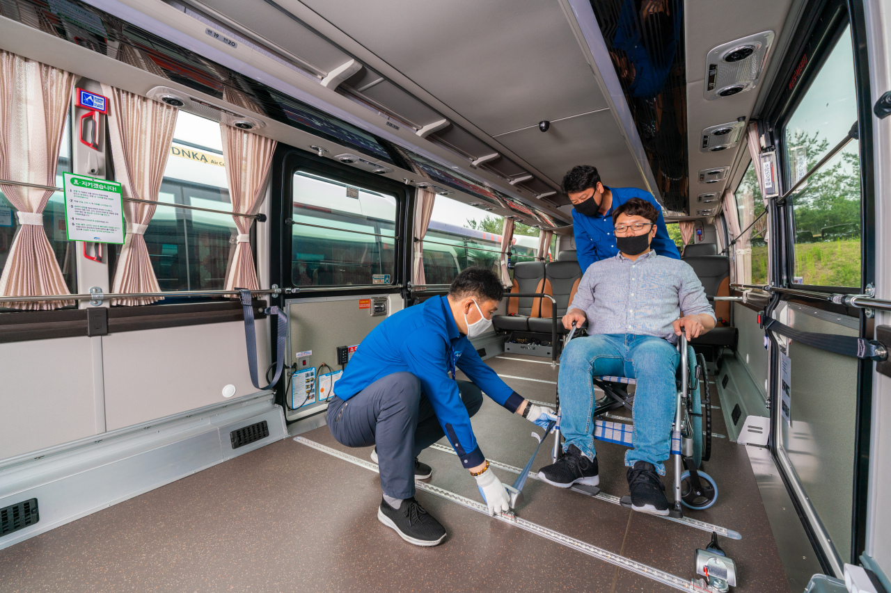 A wheelchair user boards a Seoul Accessible Bus, a wheelchair-friendly bus that the Seoul Metropolitan Government introduced to improve accessibility for disabled people. (Seoul Metropolitan Government)