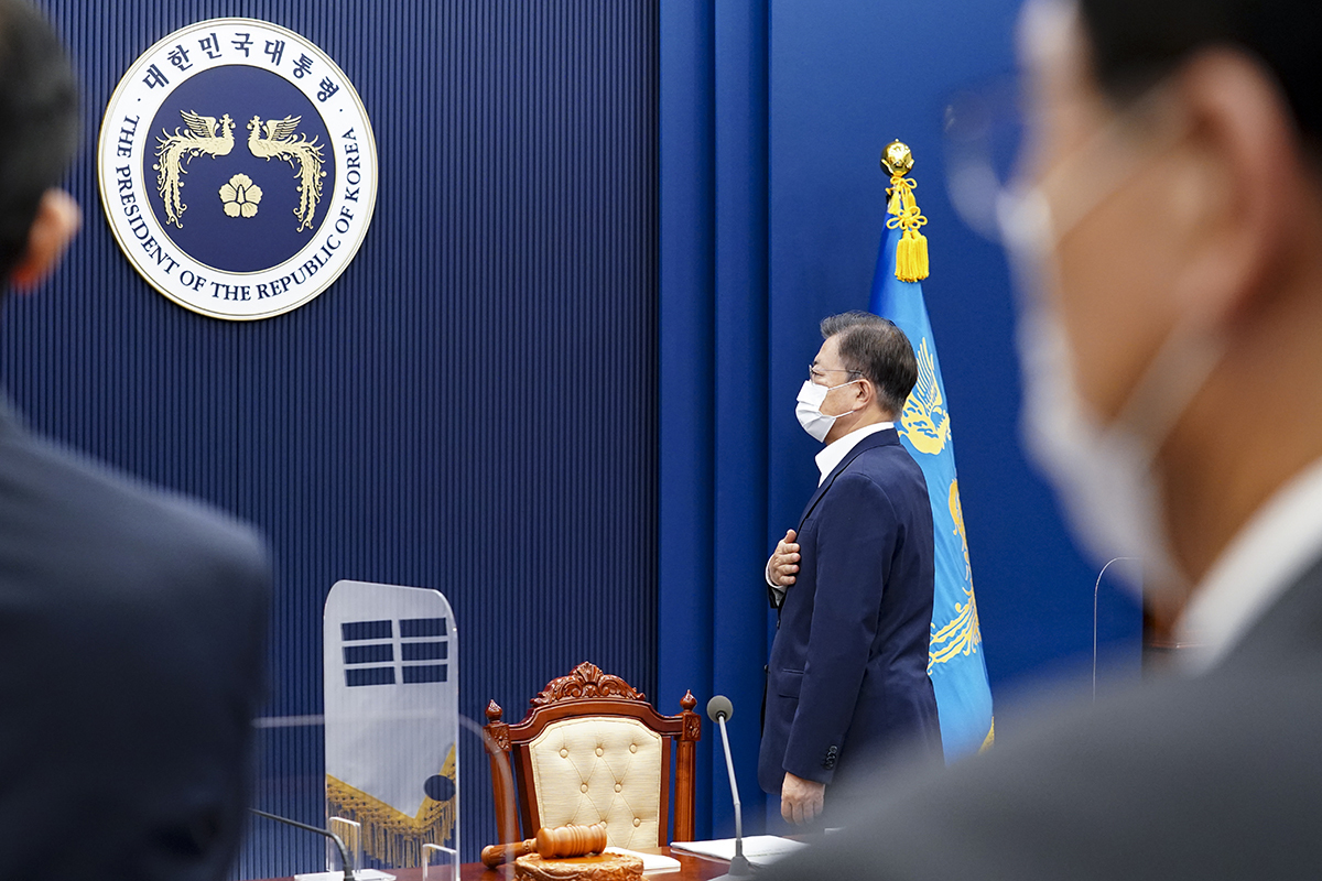 President Moon Jae-in attends a weekly Cabinet meeting at Cheong Wa Dae on Tuesday. (Cheong Wa Dae)