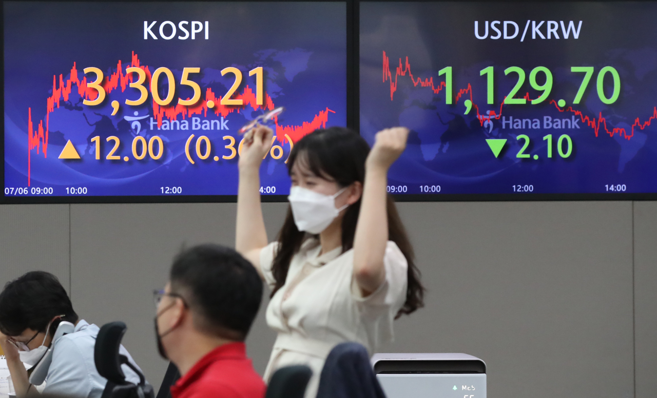 An electronic signboard at the trading room of Hana Bank in Seoul shows the benchmark Kospi closed 0.36 percent higher at 3,305.21 points, refreshing a record high closing Tuesday. (Yonhap)
