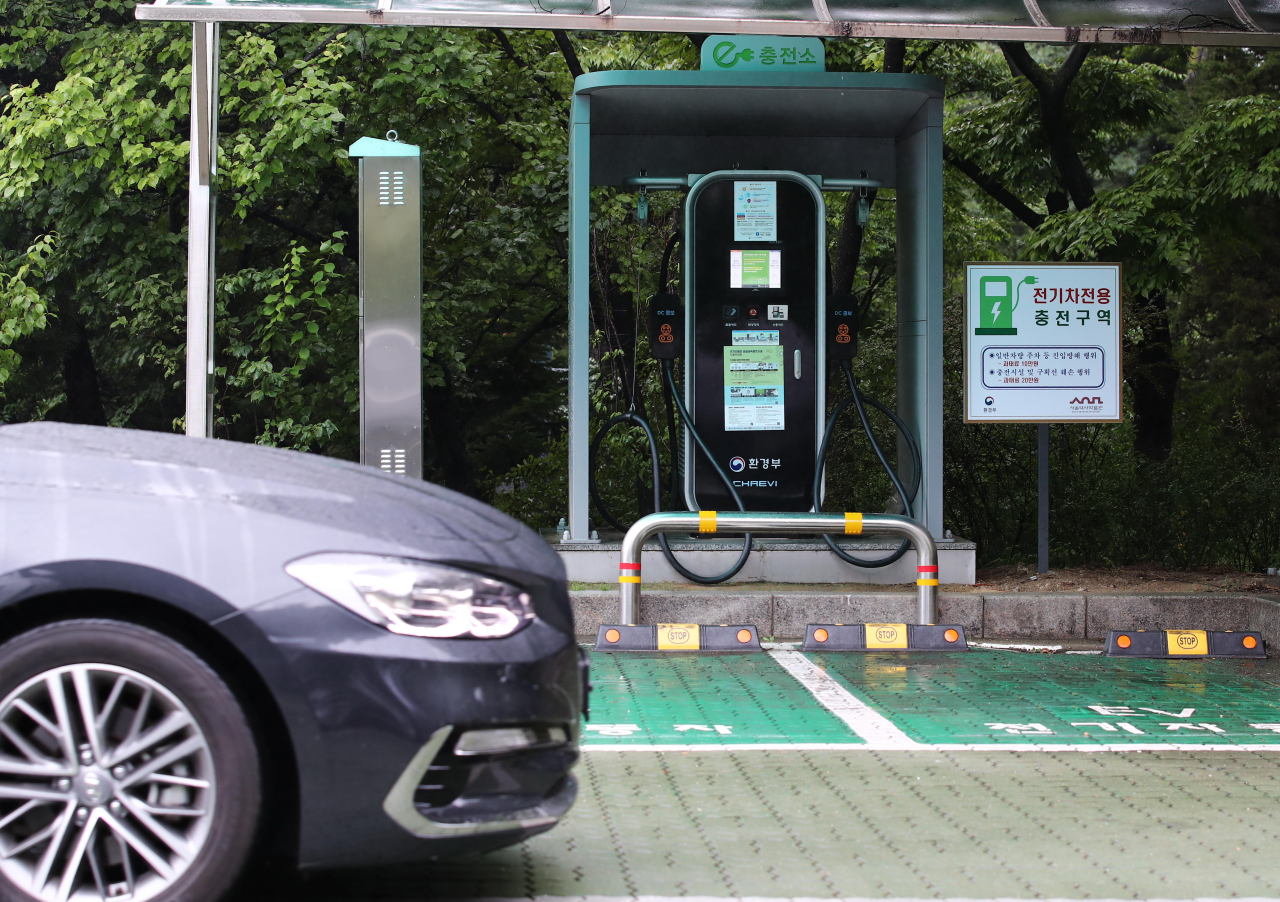 An electric car charging station at the Seoul Museum of History in Jongno-gu, central Seoul (Yonhap)
