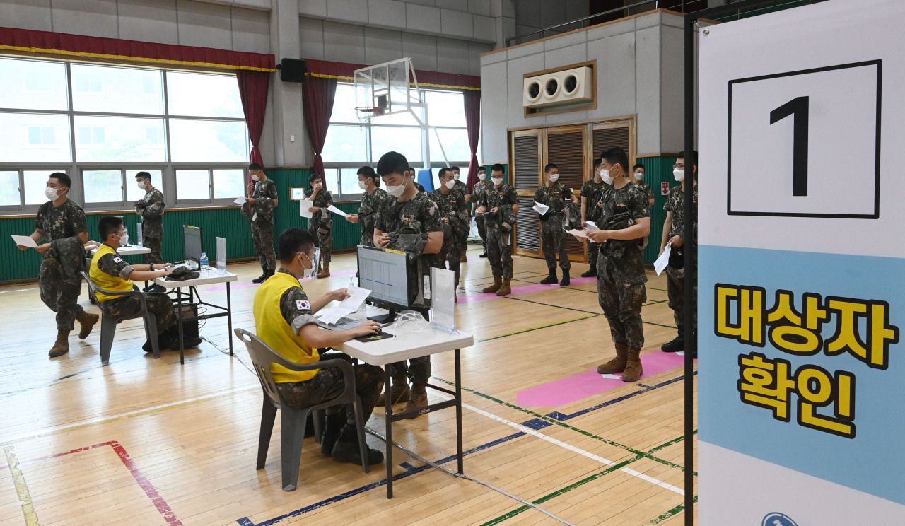 South Korean soldiers wait in line to register for vaccinations (Yonhap)