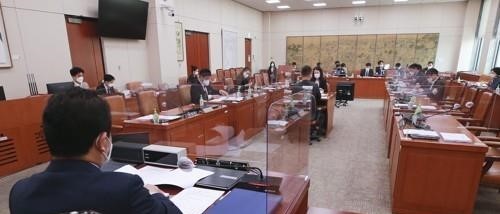 This file image shows the parliamentary Culture, Sports and Tourism Committee's subcommittee in charge of reviewing legislative proposals in progress. (Yonhap)