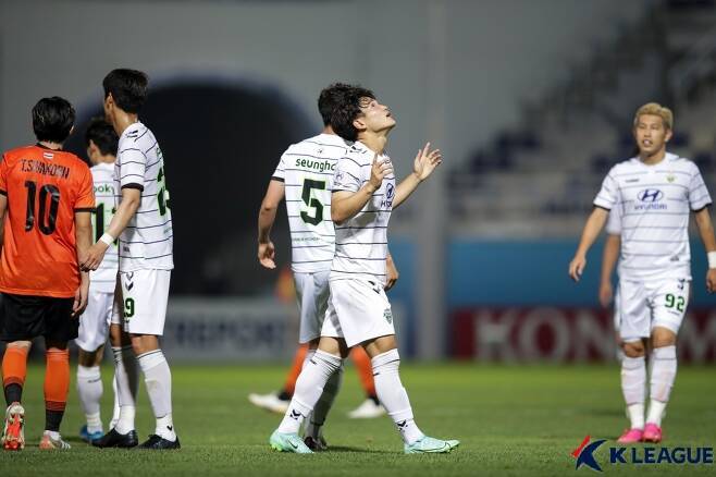 Park Jin-seong of Jeonbuk Hyundai Motors (C) celebrates his goal against Chiangrai United in their Group H match at the Asian Football Confederation Champions League at Lokomotiv Stadium in Tashkent on Wednesday, in this photo provided by the Korea Professional Football League. (Korea Professional Football League)
