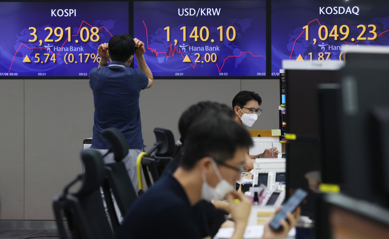 The benchmark Korea Composite Stock Price Index (Kospi) figures are displayed at a dealing room of a local bank in Seoul, Thursday. (Yonhap)