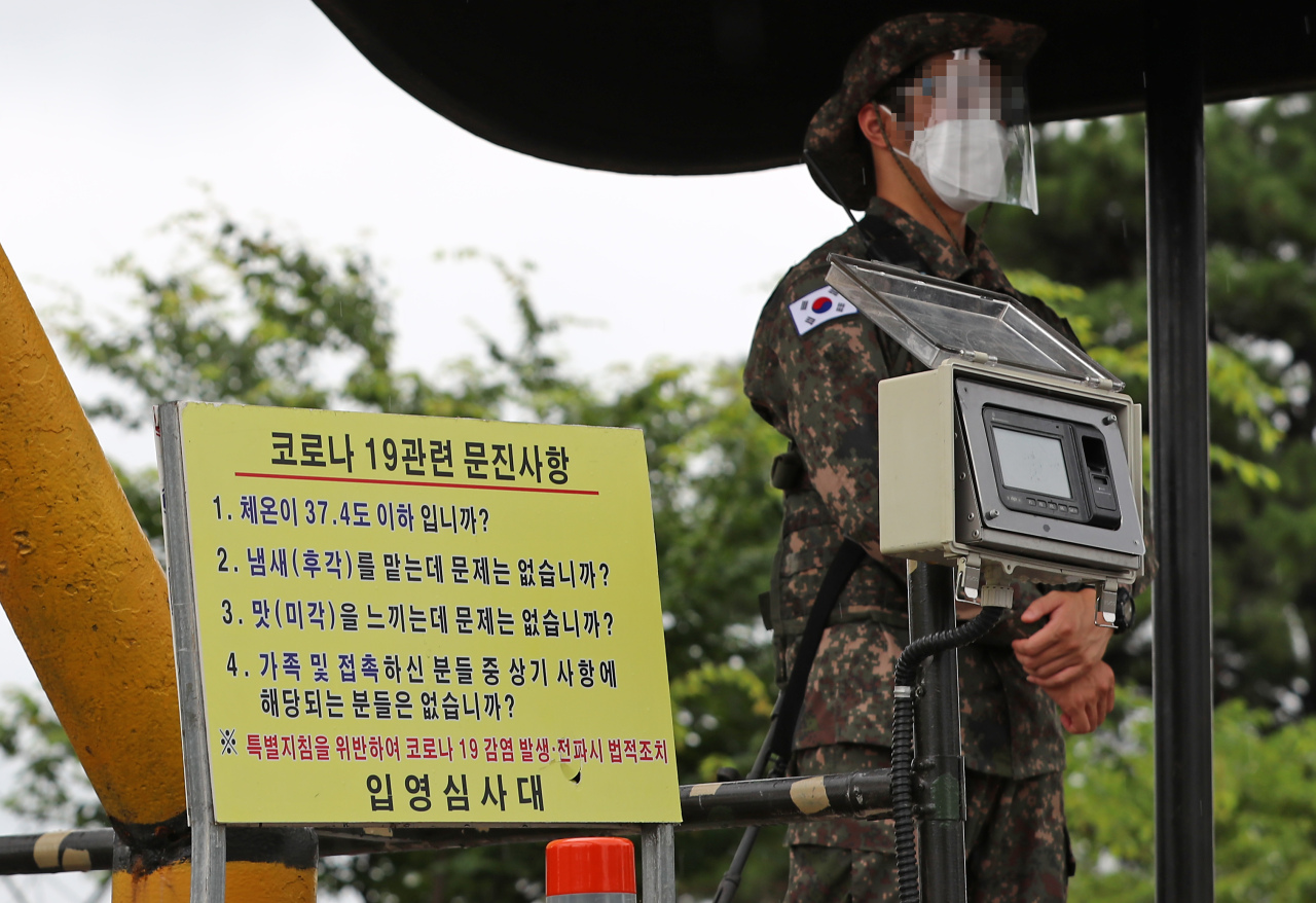 A soldier stands guard at the gate of a boot camp in Nonsan, around 200 kilometers south of Seoul, on Wednesday, as dozens of conscripts at the camp tested positive for the new coronavirus. (Yonhap)