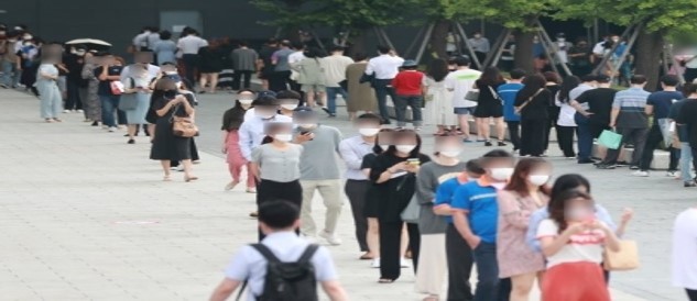 South Korea's health authorities will announce new social distancing measures for the greater Seoul area soon. (Yonhap)