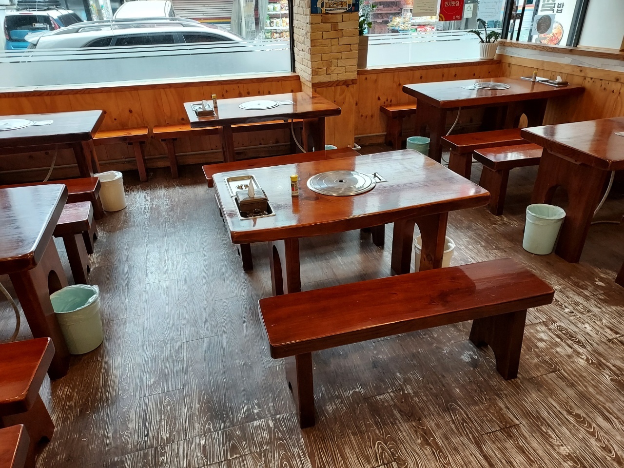 A restaurant in Gwanak-gu, southern Seoul, appears empty. (Lee Si-jin/The Korea Herald)