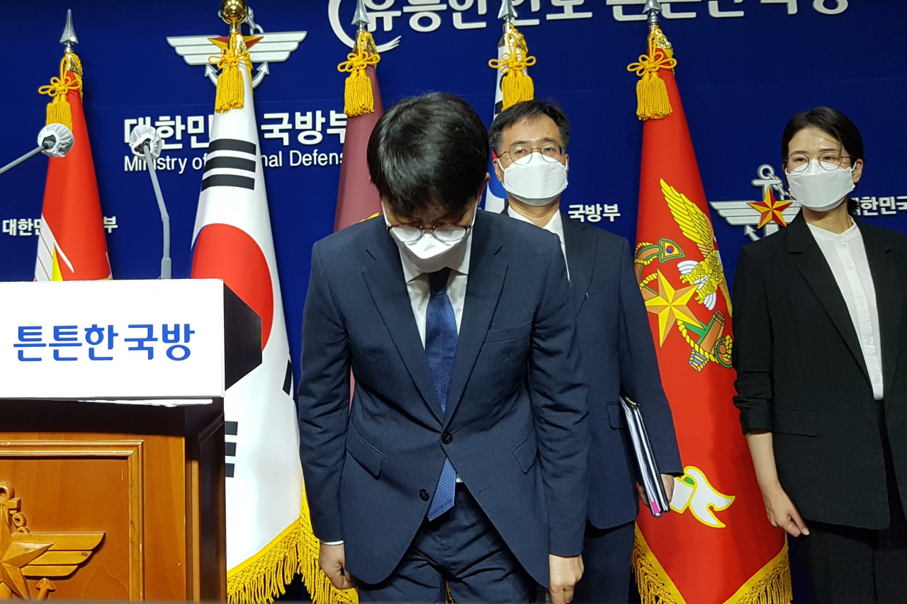 Vice Defense Minister Park Jae-min (front) at a press briefing about the death of a sexually assaulted Air Force master sergeant who died by suicide on May 22. (Yonhap)