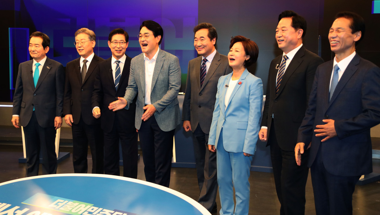 Presidential candidates for the ruling Democratic Party of Korea pose for a photo after participating in a debate program Thursday. (Joint Press Corps)