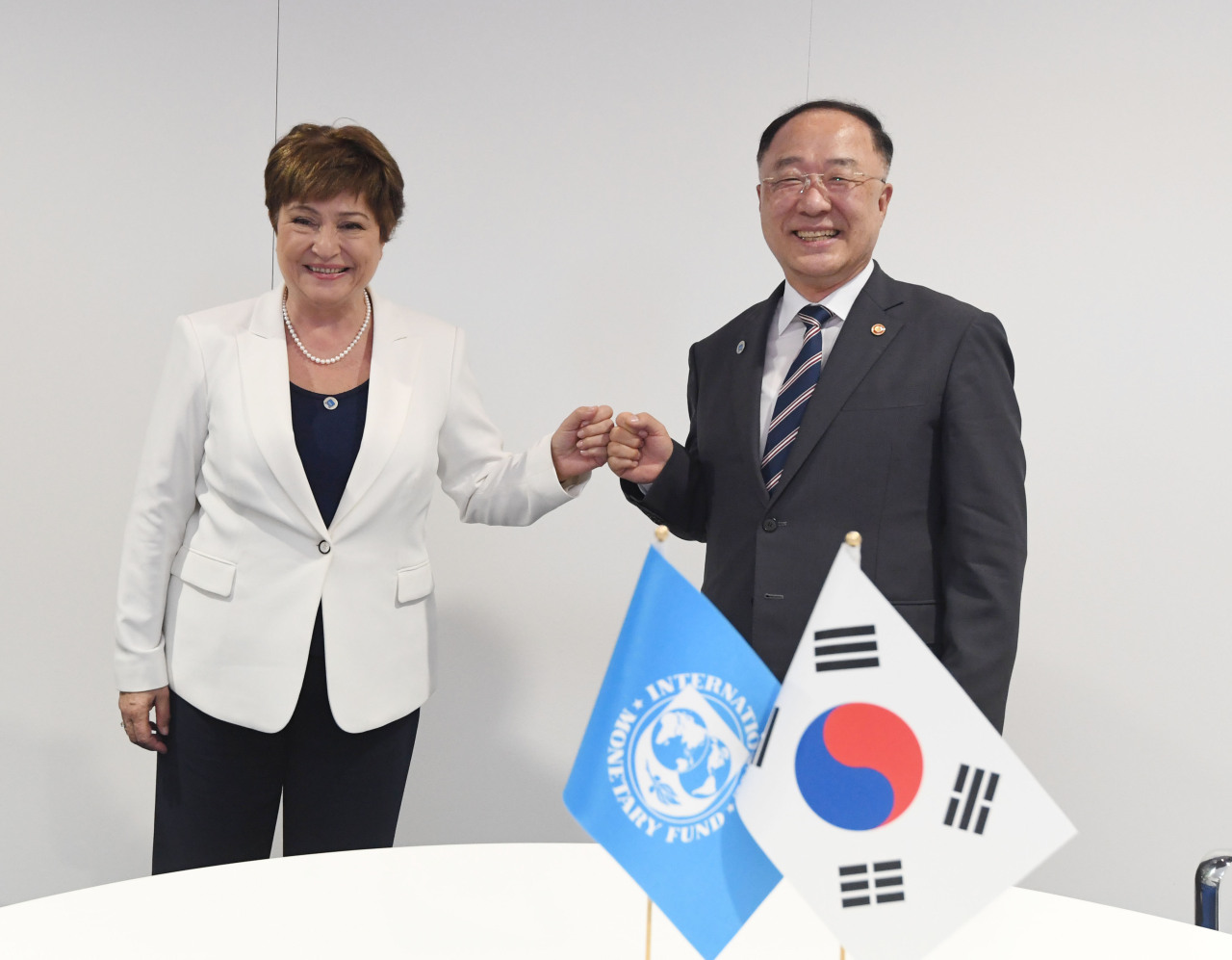 South Korean Finance Minister Hong Nam-ki, right, and International Monetary Fund Managing Director Kristalina Georgieva pose for a photo beore holding talks in Venice, Italy, on Saturday (local time). (Ministry of Economy and Finance)