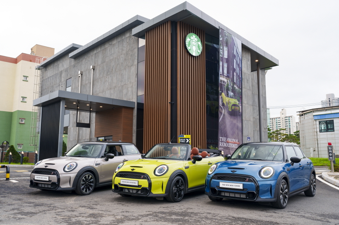 The New Mini Family cars are parked in front of a Starbucks store in Paju, Gyeonggi Province on Wednesday. (MINI Korea)