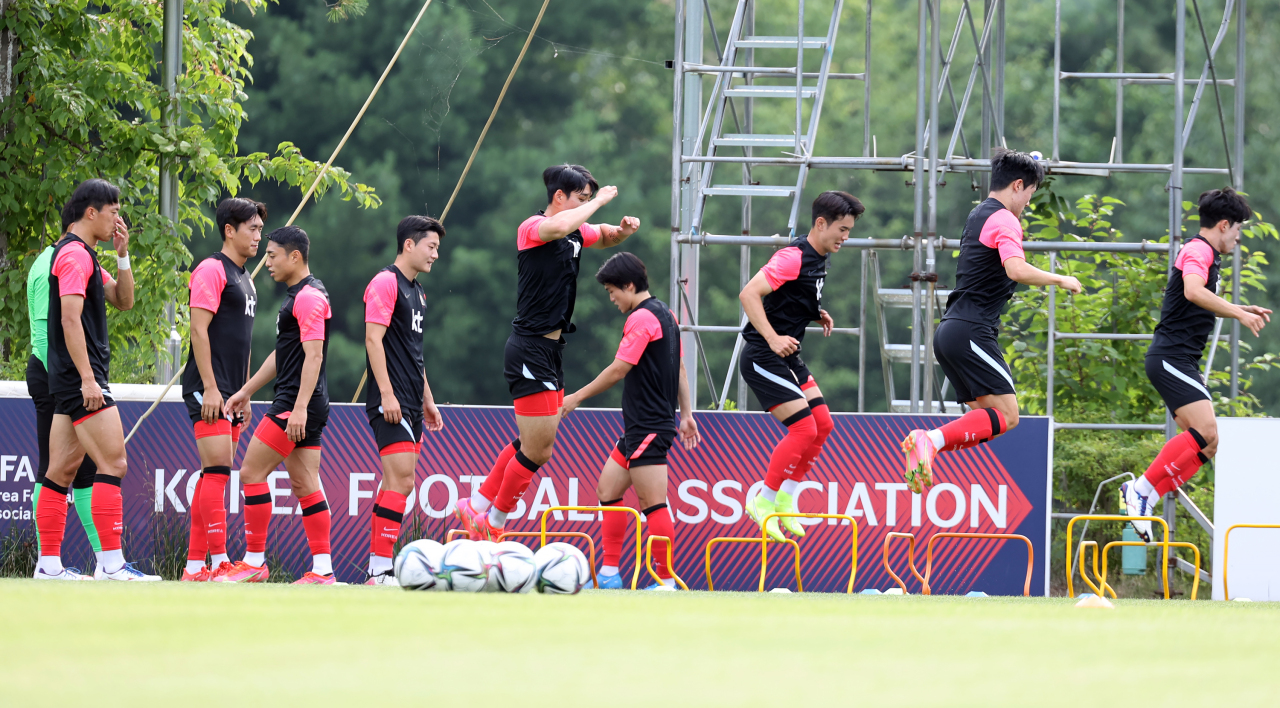 Members of the South Korean men's Olympic football team train at the National Football Center in Paju, Gyeonggi Province, on July 6, 2021. (Yonhap)